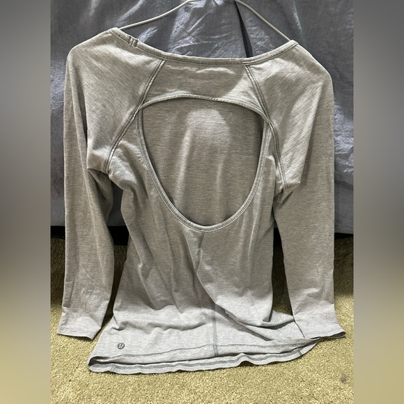 Quarter sleeve lululemon shirt with an open upper back - Picture 2 of 2